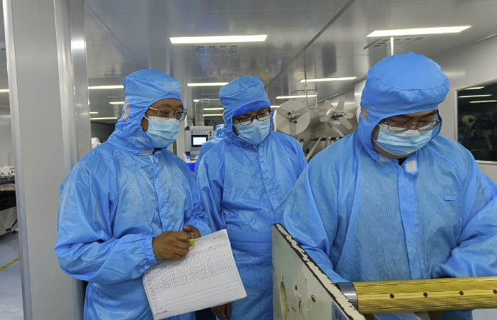 圖為第三分局執法人員在一家無菌敷貼類醫療器械企業檢查潔凈車間。