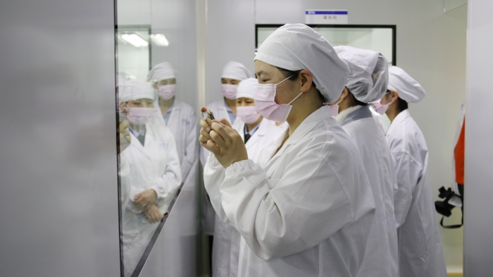 圖為公眾代表和媒體記者深入企業生產車間，現場了解兒童化妝品生產過程。貝泰妮工作人員在生產車間向大家介紹生產線及兒童化妝品的質量管控過程。
