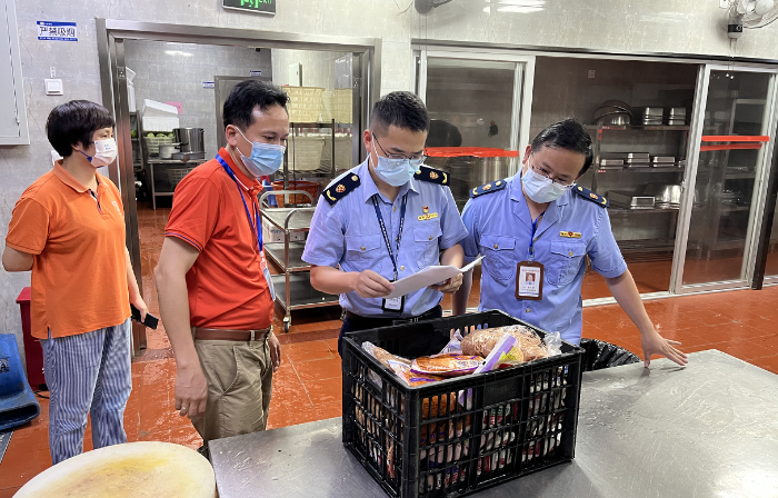 圖為連江縣市場監管局執法人員在一家考點學校食堂檢查食品儲存情況。