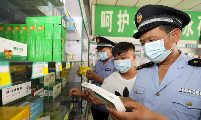 圖為6月13日，濉溪縣鐵佛市場監督管理所執法人員在轄區內一家藥店檢查。