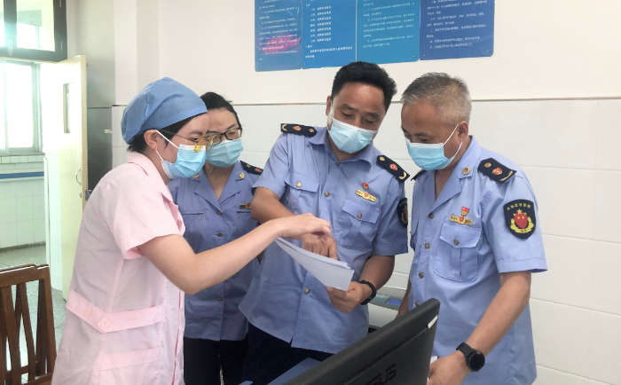 圖為城固縣市場監管局執法人員查驗疫苗、檢測試劑相關資質和冷鏈記錄。