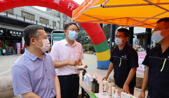 圖為在化妝品“零假貨”集中交易市場啟動儀式上，義務監督員現場宣傳化妝品法規文件。
