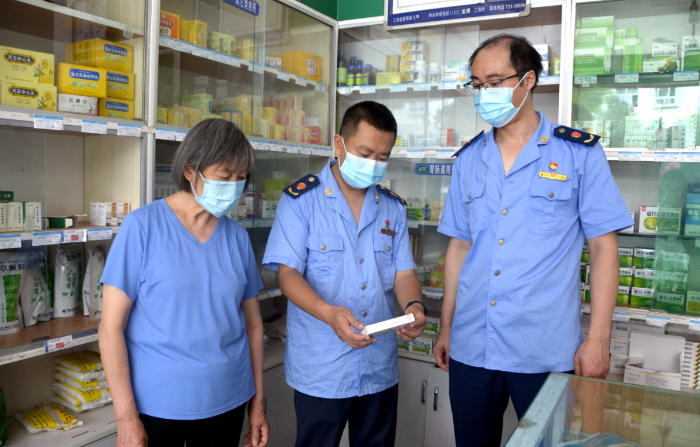 圖為6月22日，該局大順鎮市場監管所執法人員在一家藥店檢查藥品儲存情況。