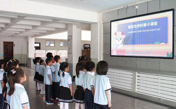 圖為錦州市某小學(xué)利用課間休息時(shí)間為學(xué)生播放兒童化妝品科普宣傳視頻。
