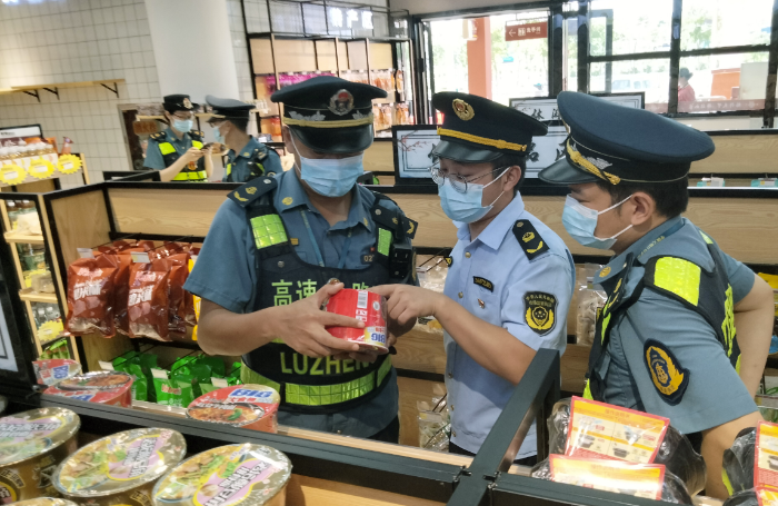 圖為6月27日，于都縣市場(chǎng)監(jiān)管局執(zhí)法人員在于都北服務(wù)區(qū)一家超市內(nèi)檢查是否存在經(jīng)營(yíng)過(guò)期食品問(wèn)題。