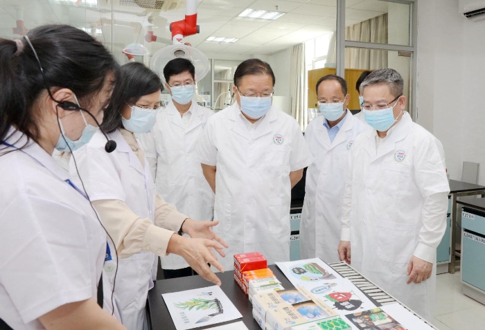 圖為調研組在質譜實驗室了解中藥民族藥安全性檢測平臺建設情況。（程奇攝）