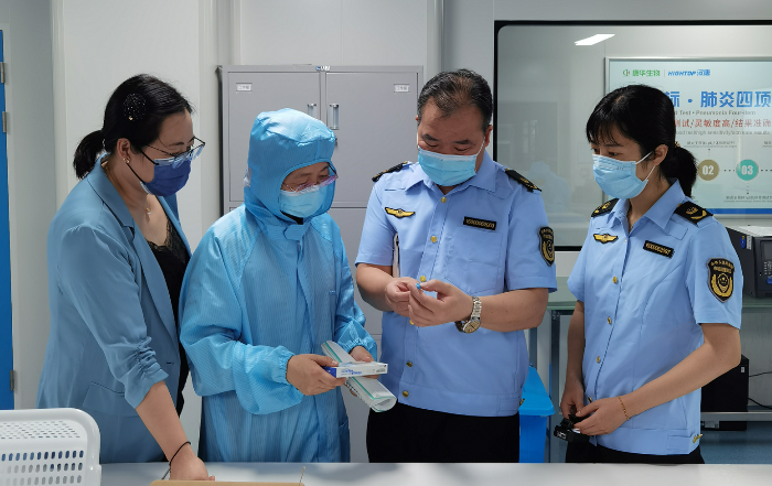 圖為山東省藥監(jiān)局執(zhí)法人員在一家企業(yè)包裝間對未包裝的產(chǎn)品成品進行現(xiàn)場檢查。