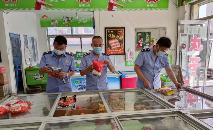 圖為黑山縣市場監管局城南所執法人員在一家超市檢查冷凍食品貯存情況。
