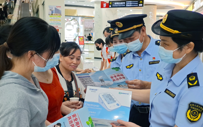 圖為7月19日，于都縣市場監管局工作人員在一家商場為群眾講解醫療器械安全知識。