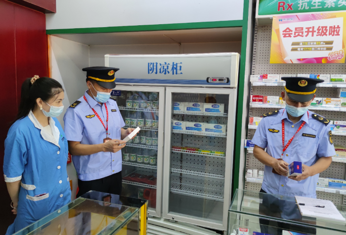 圖為南豐縣市場監(jiān)管局執(zhí)法人員在一家藥店檢查藥品儲(chǔ)存情況。