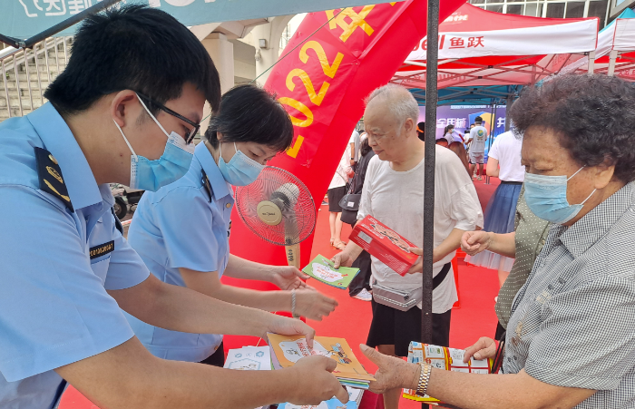 圖為南寧市市場(chǎng)監(jiān)管局執(zhí)法人員向市民發(fā)放醫(yī)療器械宣傳資料。