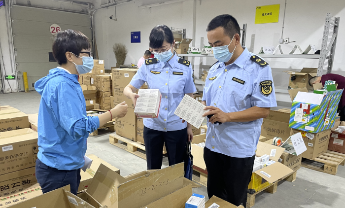 圖為山東省藥監(jiān)局執(zhí)法人員對不合格藥品庫存情況進行檢查。