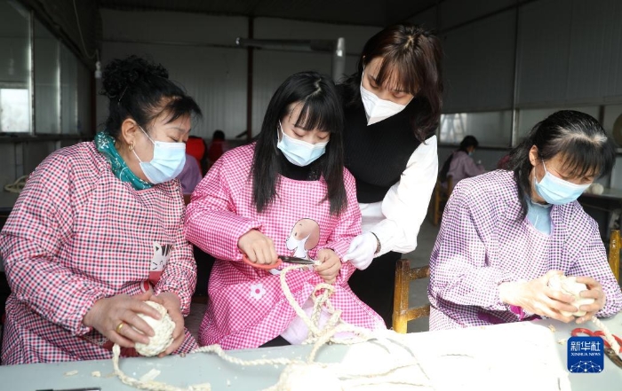在遼寧省鞍山市臺(tái)安縣高力房鎮(zhèn)喬坨村，婦女在當(dāng)?shù)孛撠毊a(chǎn)業(yè)項(xiàng)目支持的工藝品廠里工作（2021年3月4日攝）。新華社記者 蔡湘鑫 攝