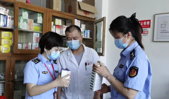 圖為8月15日，該局監管人員對撫州高新區上張衛生所長嶺衛生室進行藥品質量安全檢查。