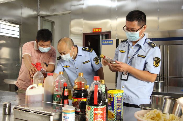 圖為該局執法人員在一家餐飲服務單位檢查調味料的保質期。