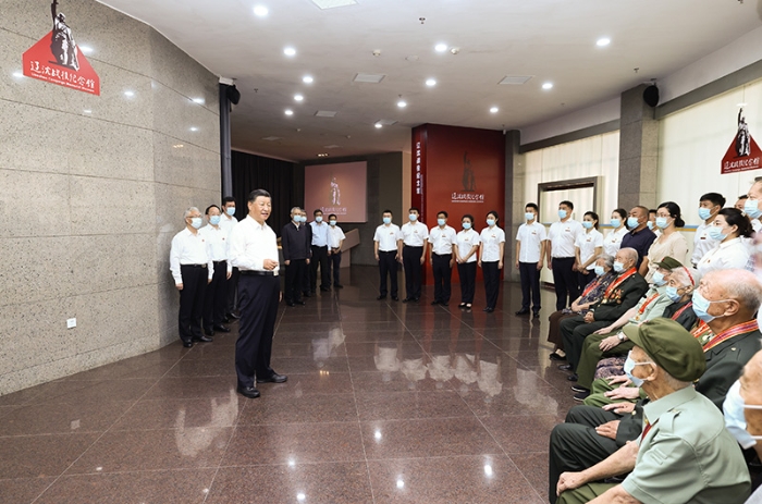 8月16日至17日，中共中央總書記、國家主席、中央軍委主席習近平在遼寧考察。這是16日下午，習近平在錦州市考察遼沈戰役紀念館時，親切會見老戰士老同志和革命烈士親屬代表。新華社記者 鞠鵬 攝