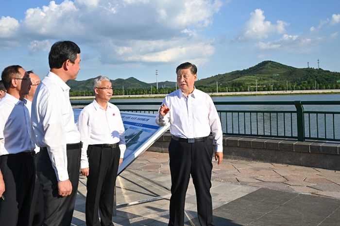 8月16日至17日，中共中央總書記、國家主席、中央軍委主席習近平在遼寧考察。這是16日下午，習近平在錦州市考察小凌河和女兒河環境綜合整治情況，聽取遼寧省防汛工作情況匯報，并就做好防汛工作、提高災害防御能力作出重要指示。新華社記者 燕雁 攝