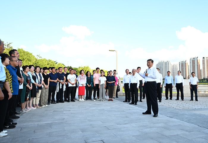 8月16日至17日，中共中央總書記、國家主席、中央軍委主席習近平在遼寧考察。這是16日下午，習近平在錦州市東湖森林公園察看小凌河沿岸生態環境時，同正在休閑、進行文化活動的群眾親切交流。新華社記者 燕雁 攝