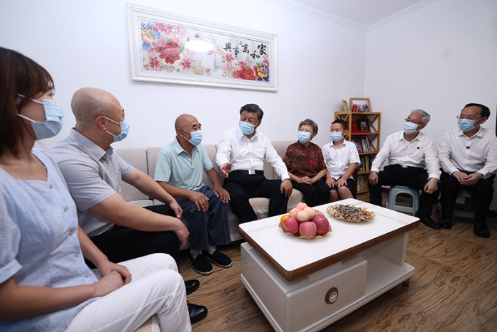 8月16日至17日，中共中央總書記、國家主席、中央軍委主席習近平在遼寧考察。這是17日下午，習近平在沈陽市皇姑區三臺子街道牡丹社區，同居民李水一家拉家常。新華社記者 鞠鵬 攝