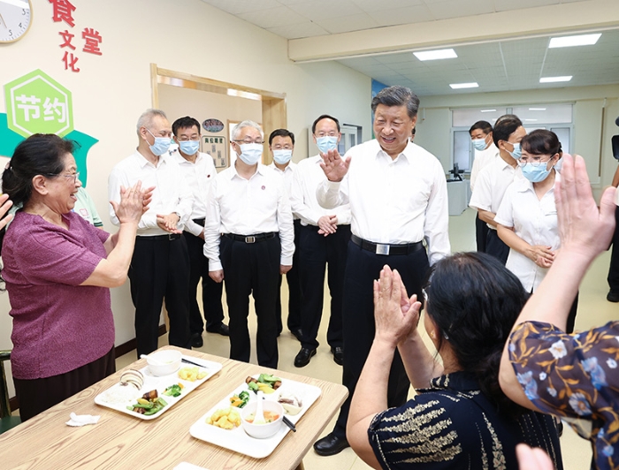 8月16日至17日，中共中央總書記、國家主席、中央軍委主席習近平在遼寧考察。這是17日下午，習近平在沈陽市皇姑區三臺子街道牡丹社區老年餐廳，同正在用餐的老人們親切交流。新華社記者 鞠鵬 攝