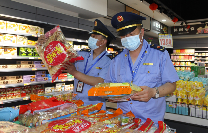圖為該局執法人員在一家農村超市查看食品包裝。