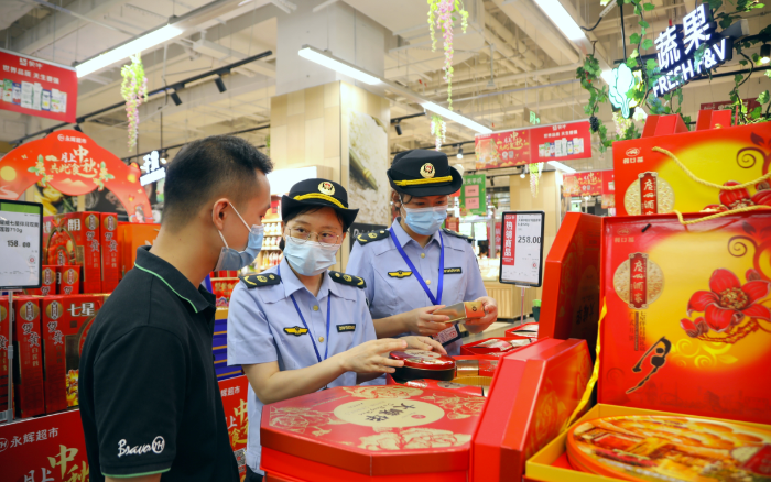 圖為8月19日，南寧市市場監(jiān)管局經(jīng)開分局執(zhí)法人員在轄區(qū)一家超市檢查月餅標識。