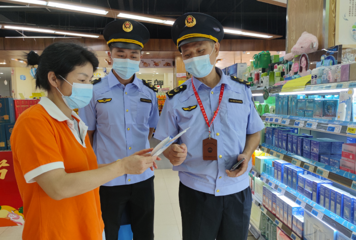 圖為8月24日，該局執法人員在一家超市化妝品專柜檢查防曬霜質量。