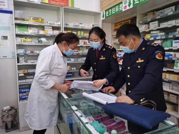 圖為督導(dǎo)組檢查藥品零售企業(yè)購買“四類藥品”實(shí)名登記情況。（才讓卓瑪 攝）