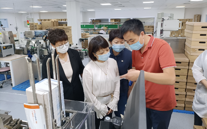 圖為醫療器械注冊處調研員在愛博諾德（北京）醫療科技股份有限公司開展現場調研。