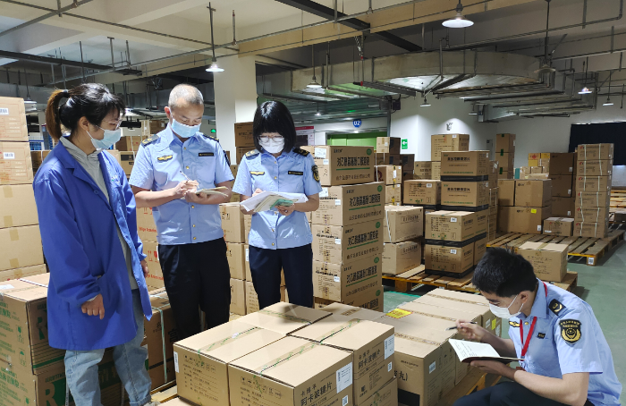 圖為第二檢查所檢查組在一家企業檢查集采中選藥品質量。