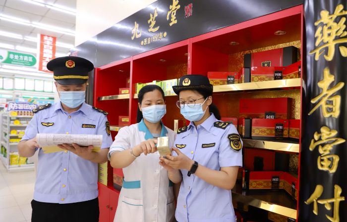 圖為9月23日，該局監管人員在一家零售藥店檢查。