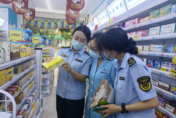 圖為9月20日，該局馬鞍街道市場監管所執法人員在一家藥店檢查。