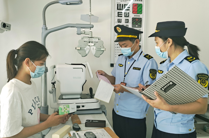 圖為該局執法人員在一家眼鏡店檢查隱形眼鏡醫療器械注冊證。