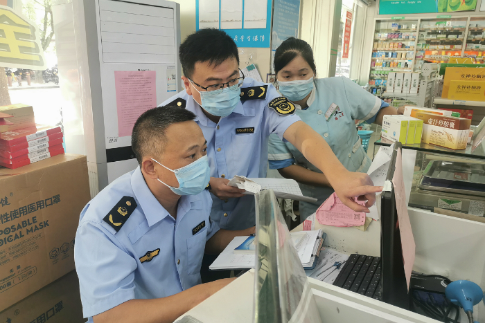 圖為該局執法人員在景區一家藥店檢查“四類藥品”購藥信息登記。