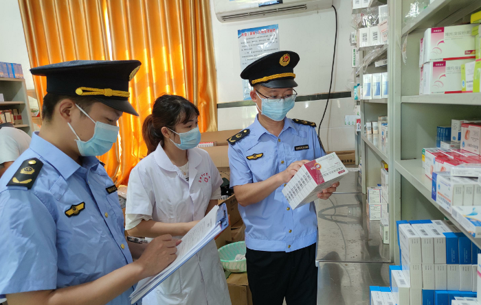 圖為該局執法人員對桑田鎮衛生院儲存藥品進行檢查。