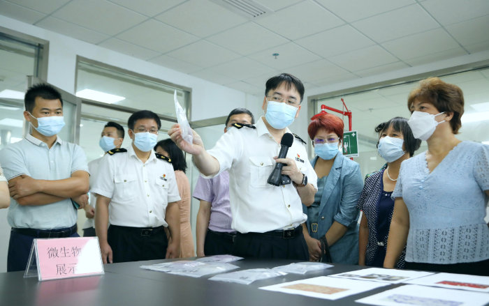 圖為微生物展示區，南寧海關技術中心工作人員向公眾代表普及相關知識。