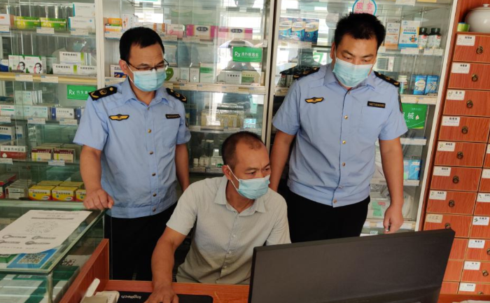 圖為該局執法人員在一家藥店檢查“四類藥品”銷售登記。