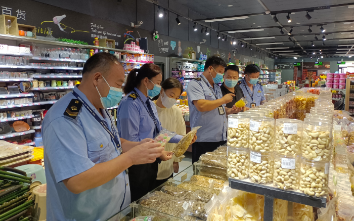 圖為該局執法人員在一家商場檢查節日熱銷食品。