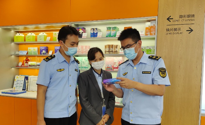 圖為山東省藥監局執法人員在一家隱形眼鏡經營企業開展監督檢查。