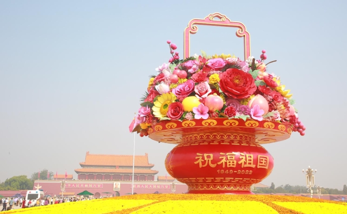 圖為“祝福祖國”巨型花果籃。