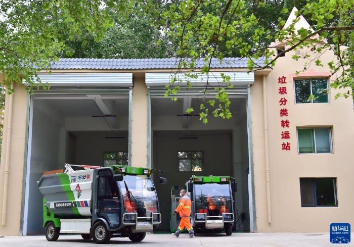 工作人員在河北省石家莊市鹿泉區鎮寧路上的一處垃圾分類轉運站處理垃圾（2022年4月21日攝）。新華社記者 楊世堯 攝