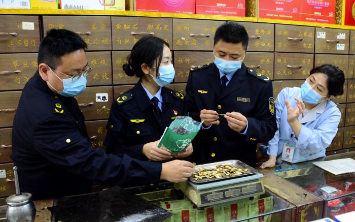 圖為該局珍溪鎮市場監管所執法人員在一家藥店檢查中藥飲片質量。