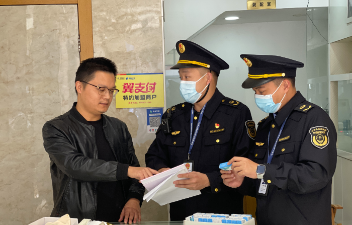 圖為該局執法人員在一家企業檢查。
