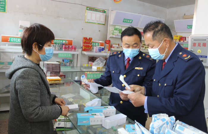 圖為該局執法人員在一藥店檢查醫療器械質量和進貨渠道。