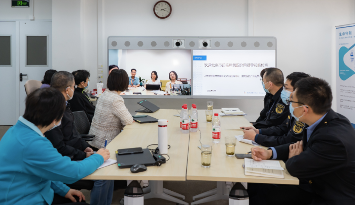 圖為第四分局檢查人員線上聽取第三方庫房企業的專題匯報。