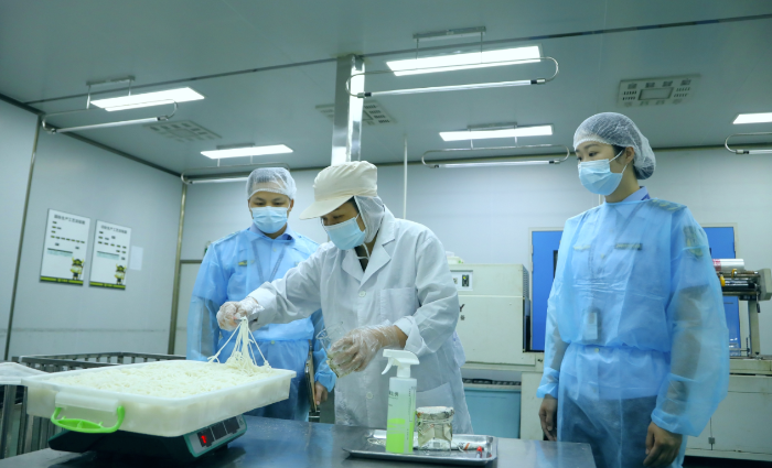 圖為該局工作人員在廣西三品王米粉生產基地對鮮濕米粉開展出廠檢驗取樣。