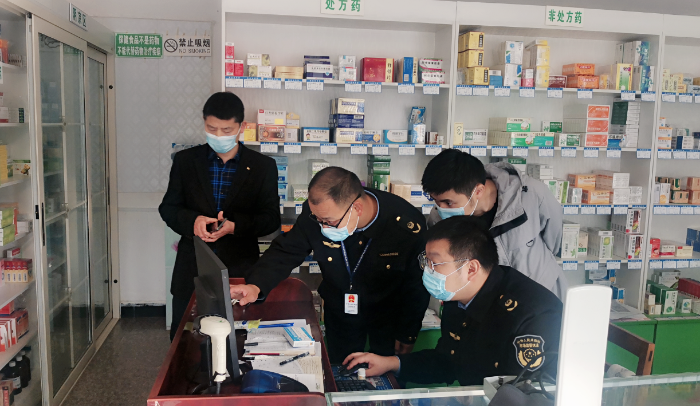 圖為明光市市場監(jiān)管局工作人員對(duì)一家藥店開展監(jiān)督檢查。