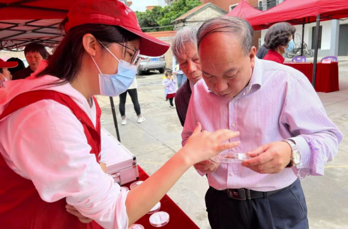 圖為廈門市食品藥品質量檢驗研究院工作人員向群眾科普安全用藥相關知識。