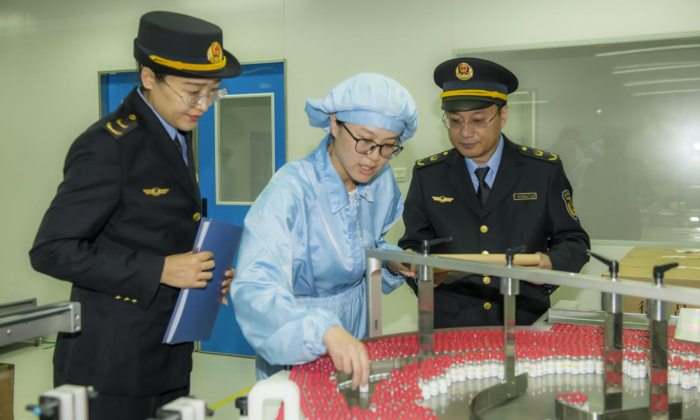 圖為第四分局執(zhí)法人員在一家企業(yè)生產(chǎn)車間進(jìn)行檢查。