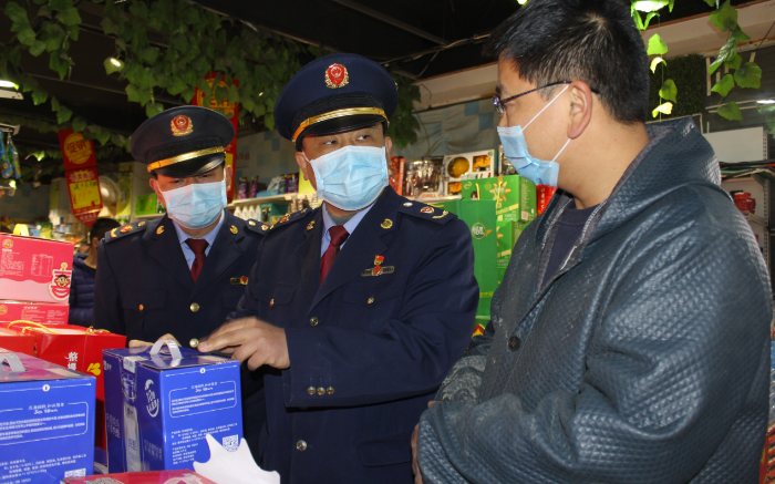 圖為該局執法人員在一家商場檢查食品安全企業主體責任落實情況。